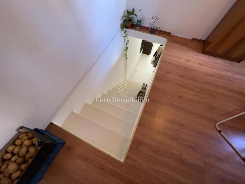 Makarska – Kamnita hiša, druga vrsta od morja