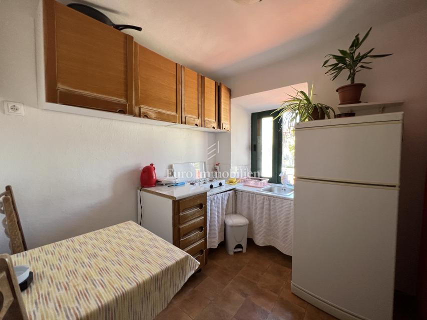 Makarska – Kamnita hiša, druga vrsta od morja