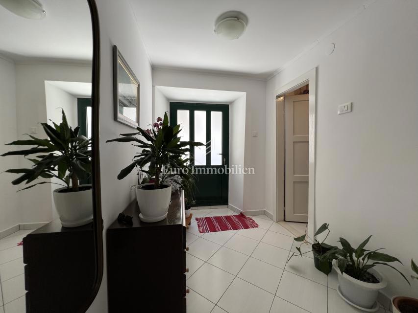 Makarska – Kamnita hiša, druga vrsta od morja