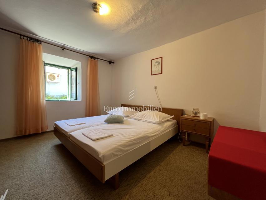 Makarska – Kamnita hiša, druga vrsta od morja