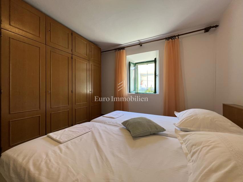 Makarska – Kamnita hiša, druga vrsta od morja