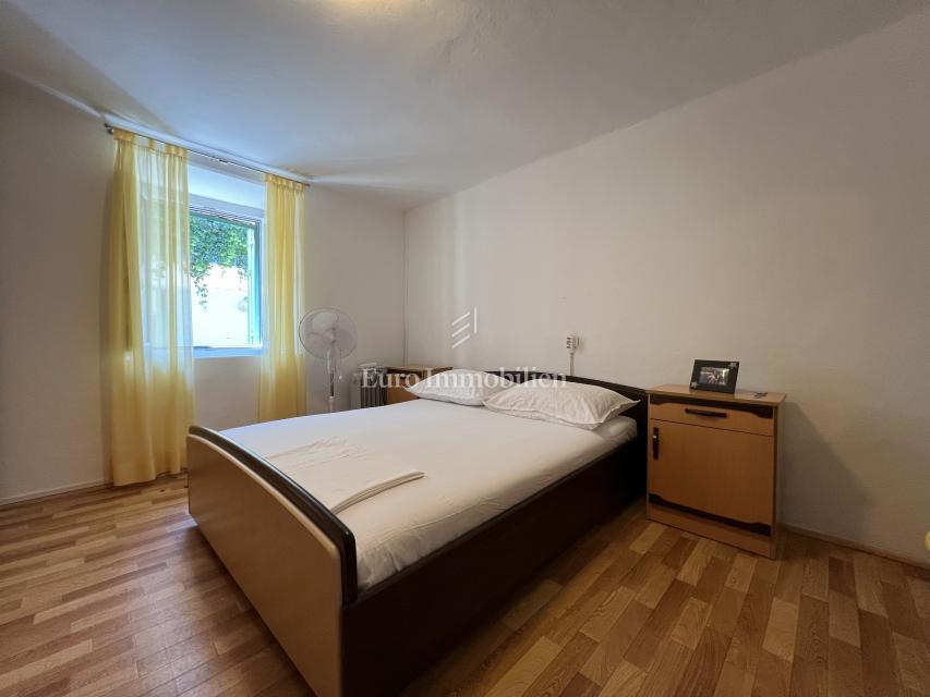 Makarska – Kamnita hiša, druga vrsta od morja