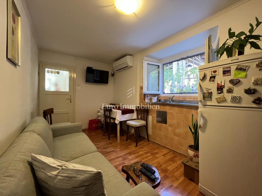 Makarska – Kamnita hiša, druga vrsta od morja