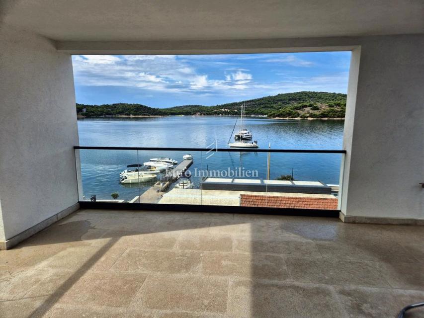 Tisno – Stanovanje v drugem nadstropju z razgledom na morje