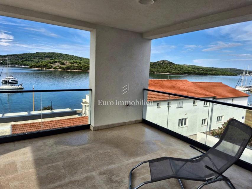 Tisno – Stanovanje v drugem nadstropju z razgledom na morje