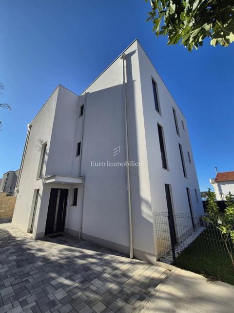 Tisno – Stanovanje v drugem nadstropju z razgledom na morje