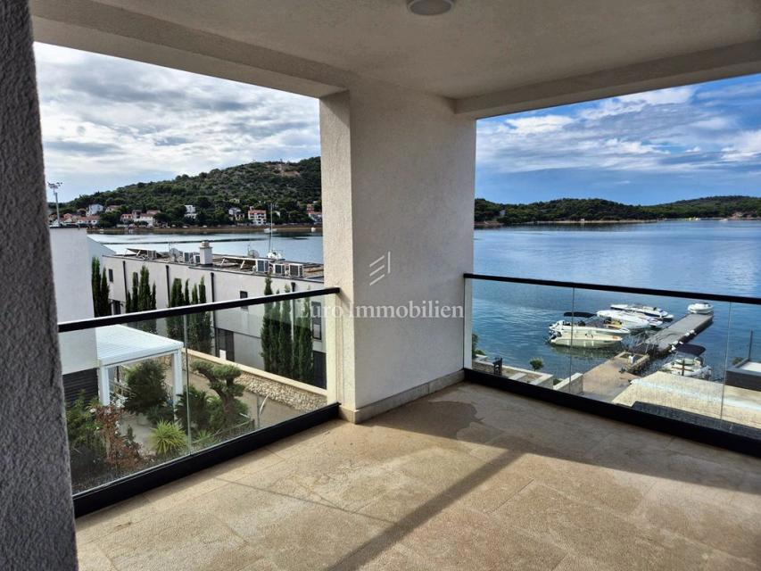 Tisno – Stanovanje v drugem nadstropju z razgledom na morje