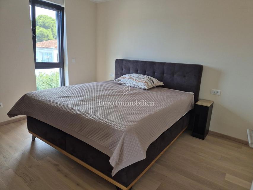 Tisno – Stanovanje v drugem nadstropju z razgledom na morje