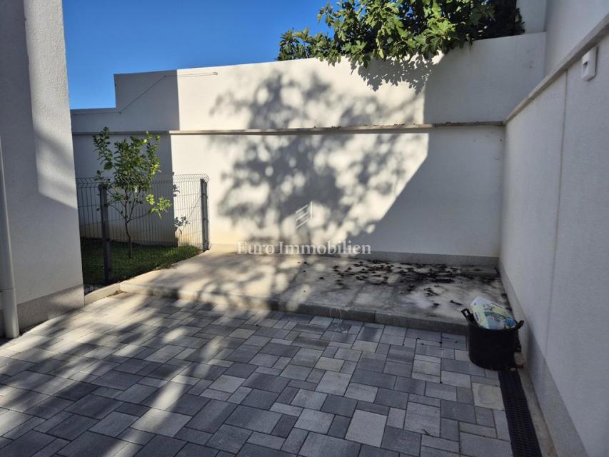 Tisno – Stanovanje v drugem nadstropju z razgledom na morje