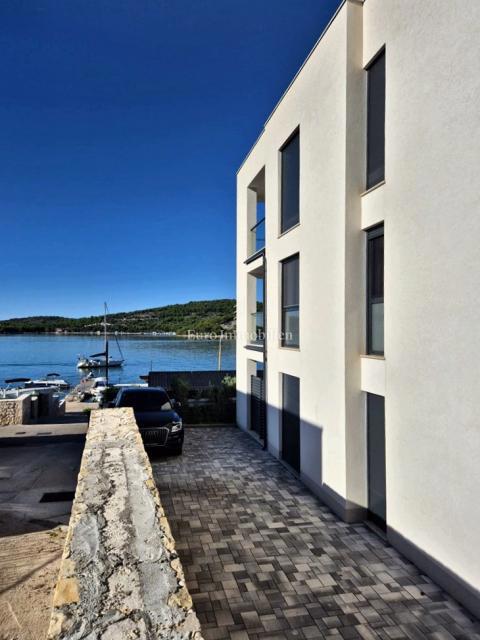 Tisno – Stanovanje v drugem nadstropju z razgledom na morje