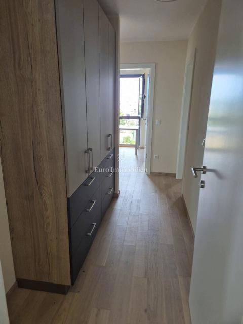 Tisno – Stanovanje v drugem nadstropju z razgledom na morje