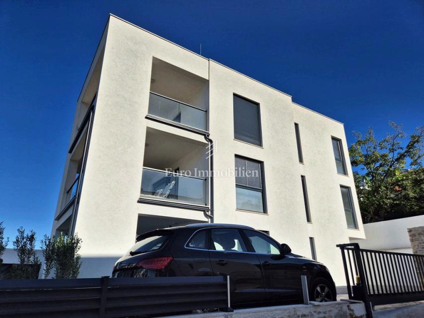 Tisno – Stanovanje v drugem nadstropju z razgledom na morje