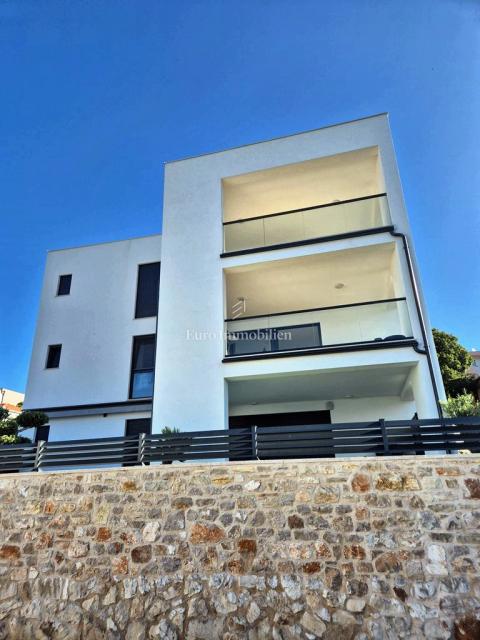 Tisno – Stanovanje v drugem nadstropju z razgledom na morje