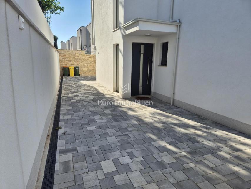 Tisno – Stanovanje v drugem nadstropju z razgledom na morje