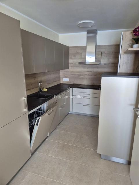 Tisno – Stanovanje v drugem nadstropju z razgledom na morje