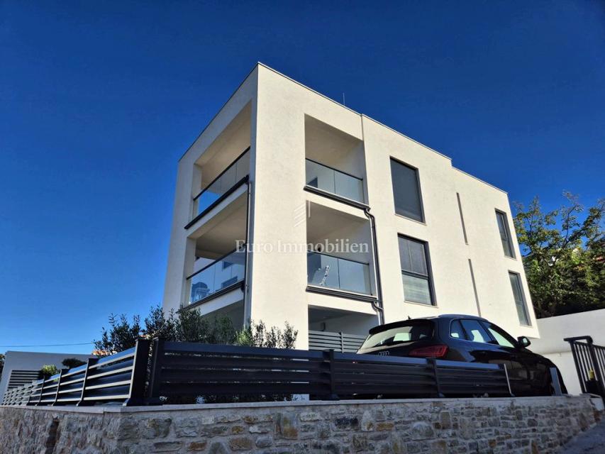 Tisno – Stanovanje v drugem nadstropju z razgledom na morje