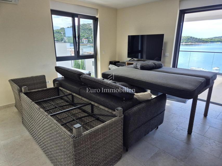 Tisno – Stanovanje v drugem nadstropju z razgledom na morje