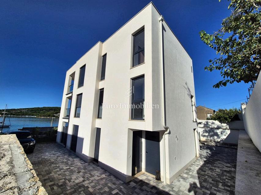 Tisno – Stanovanje v drugem nadstropju z razgledom na morje