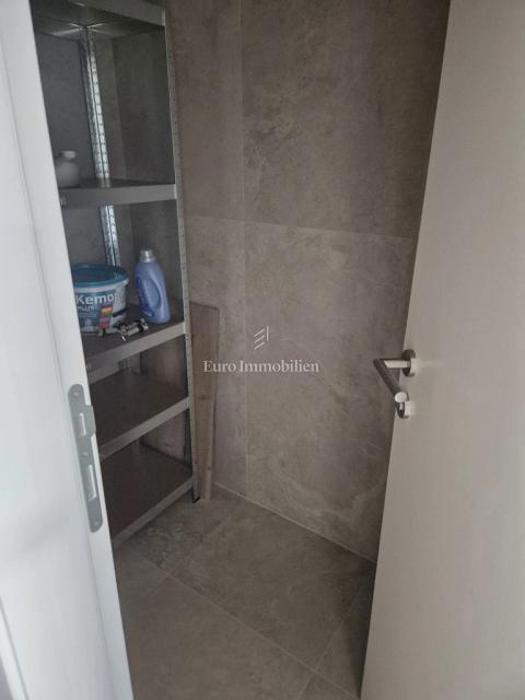 Tisno – Stanovanje v drugem nadstropju z razgledom na morje