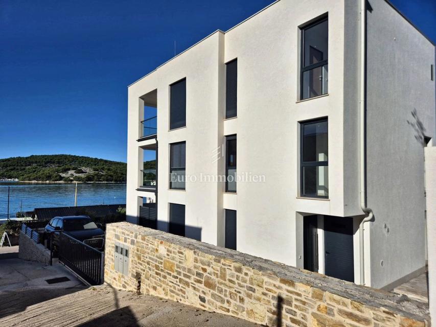 Tisno – Stanovanje v drugem nadstropju z razgledom na morje