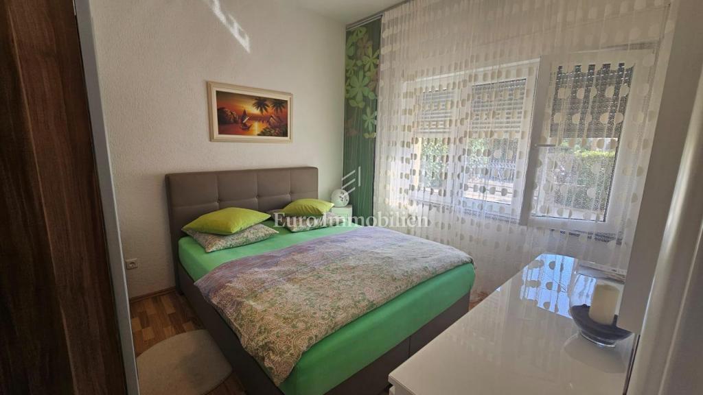 Dvosobno stanovanje z vrtom, 200 m od morja – Jadranovo