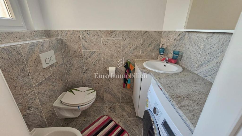 Dvosobno stanovanje z vrtom, 200 m od morja – Jadranovo