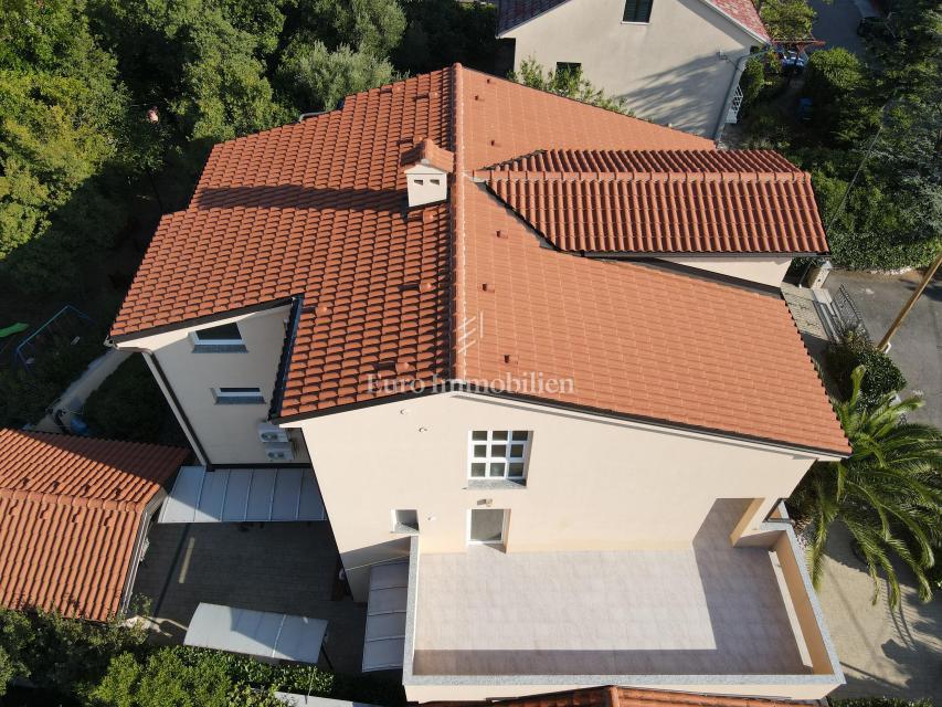 Dvosobno stanovanje z vrtom, 200 m od morja – Jadranovo