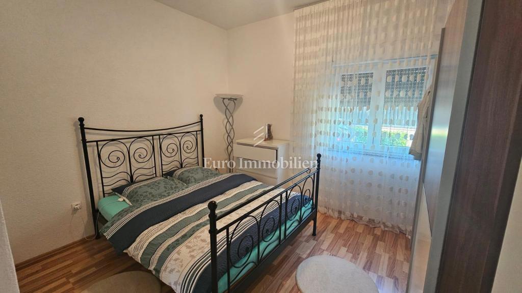 Dvosobno stanovanje z vrtom, 200 m od morja – Jadranovo