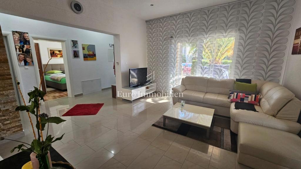 Dvosobno stanovanje z vrtom, 200 m od morja – Jadranovo