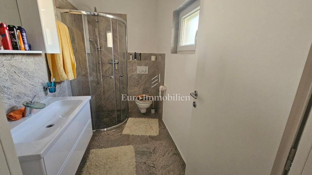 Dvosobno stanovanje z vrtom, 200 m od morja – Jadranovo