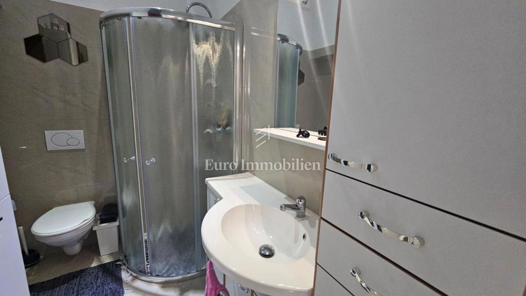 Dvosobno stanovanje z vrtom, 200 m od morja – Jadranovo