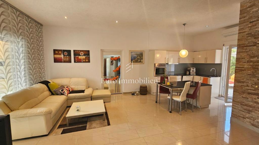 Dvosobno stanovanje z vrtom, 200 m od morja – Jadranovo