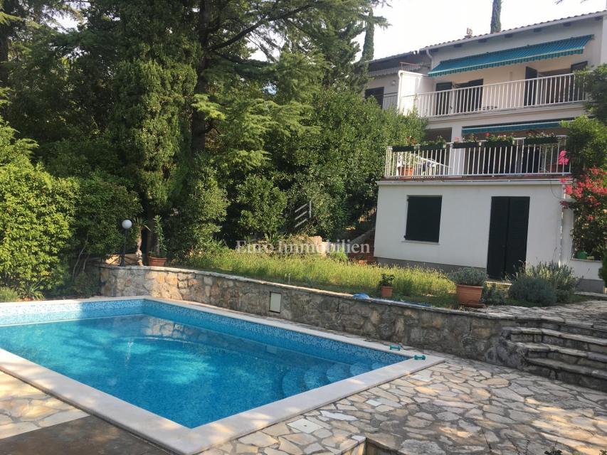 Čudovita Družinska Hiša Pristnega Sloga