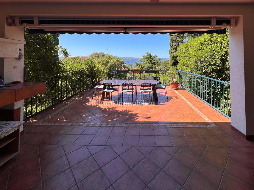 Čudovita Družinska Hiša Pristnega Sloga