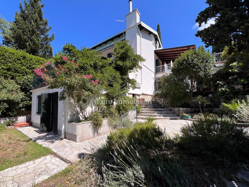 Čudovita Družinska Hiša Pristnega Sloga