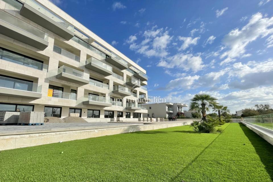 Moderna stanovanje v prvi vrsti ob morju – blizu Trogira