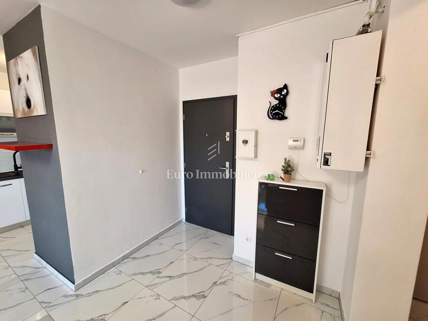 Mesto Krk, Stanovanje s teraso 300 m od morja