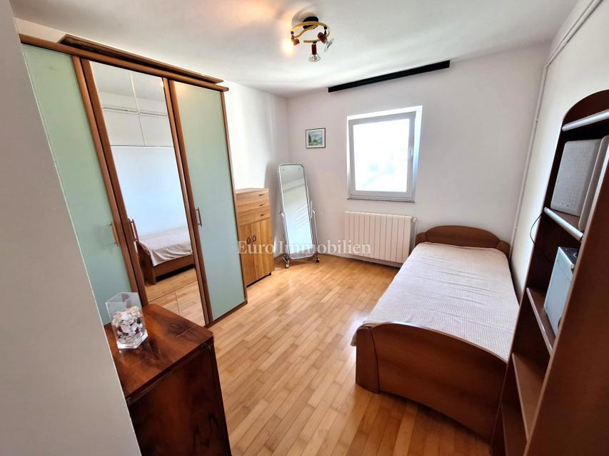 Mesto Krk, Stanovanje s teraso 300 m od morja