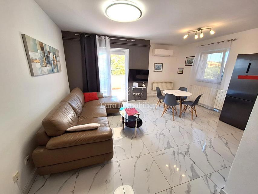 Mesto Krk, Stanovanje s teraso 300 m od morja