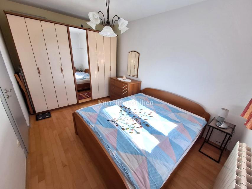 Mesto Krk, Stanovanje s teraso 300 m od morja