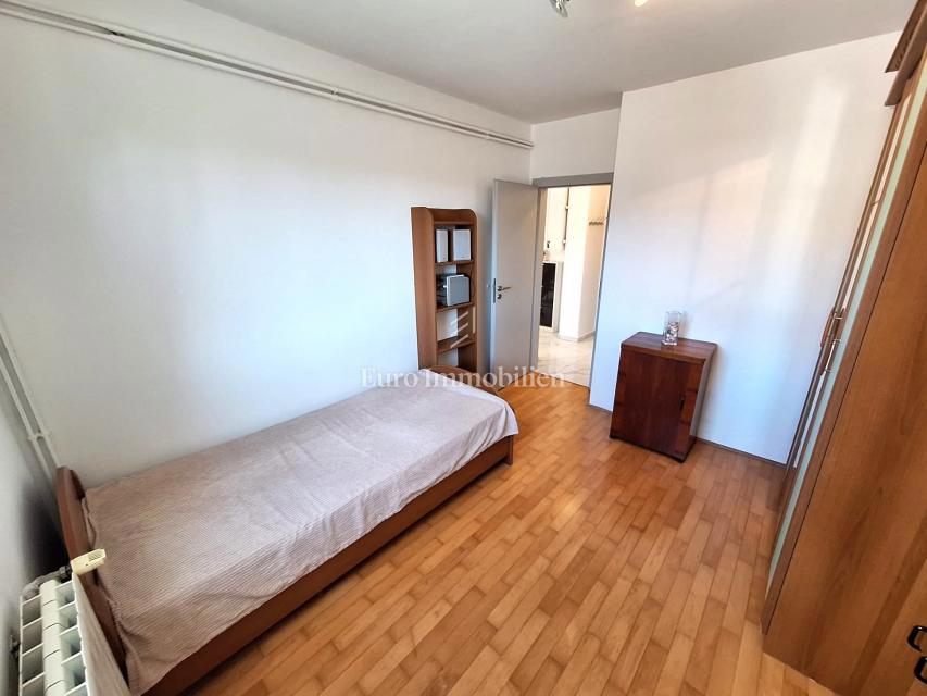 Mesto Krk, Stanovanje s teraso 300 m od morja