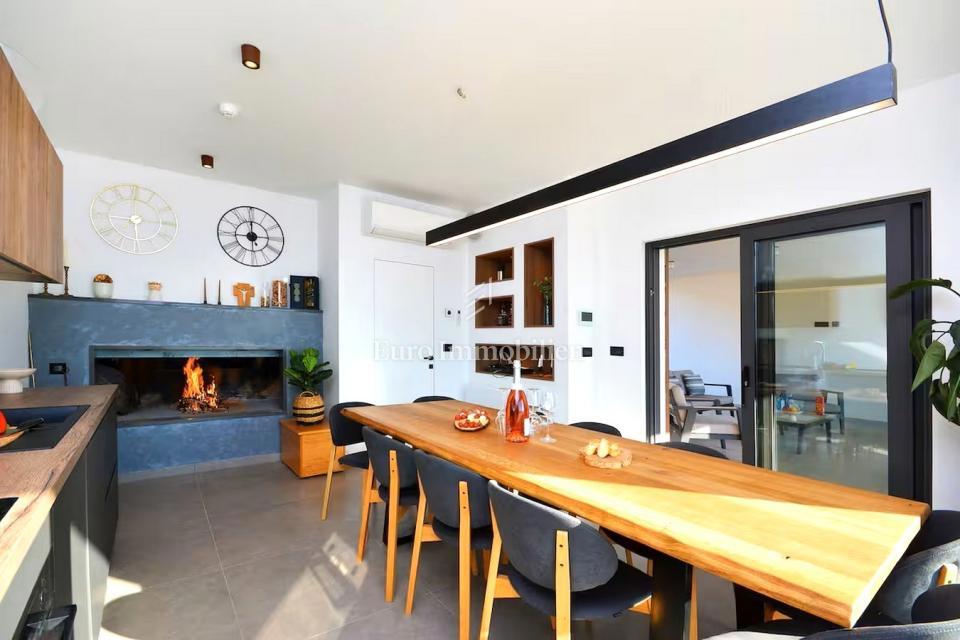 Luksuzna vila z bazenom in panoramskim razgledom