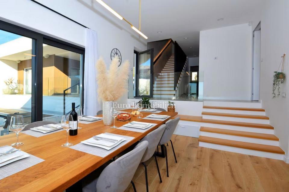 Luksuzna vila z bazenom in panoramskim razgledom