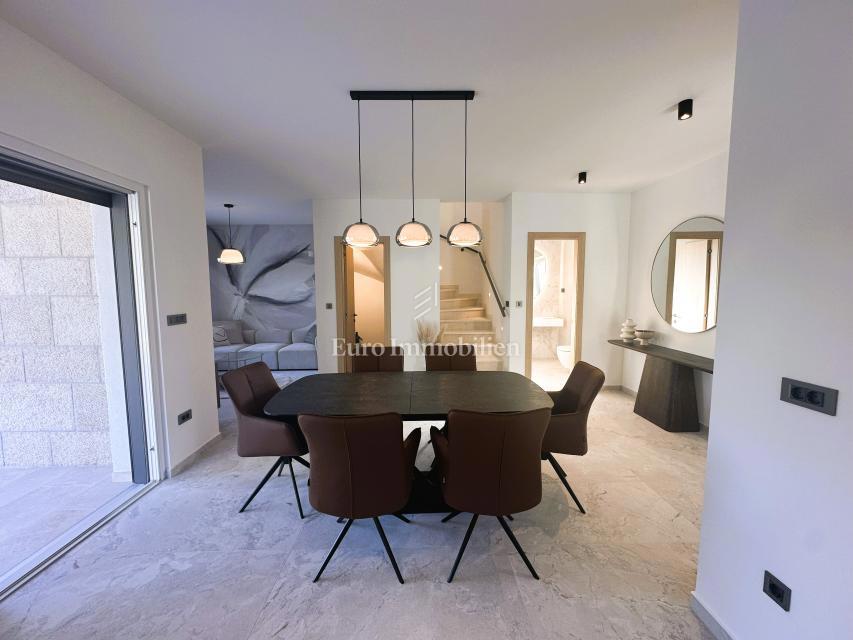 Moderna nova hiša z bazenom, Malinska