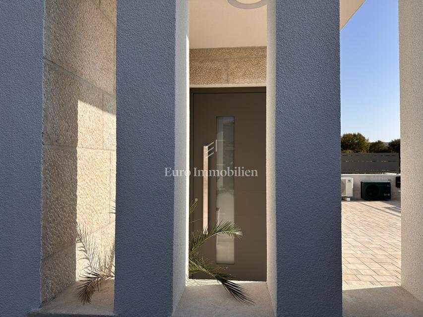 Moderna nova hiša z bazenom, Malinska