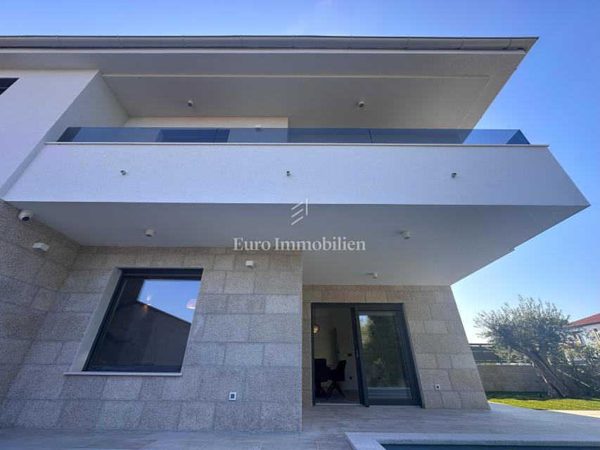 Moderna nova hiša z bazenom, Malinska