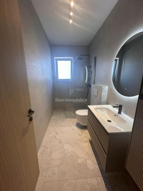 Moderna nova hiša z bazenom, Malinska