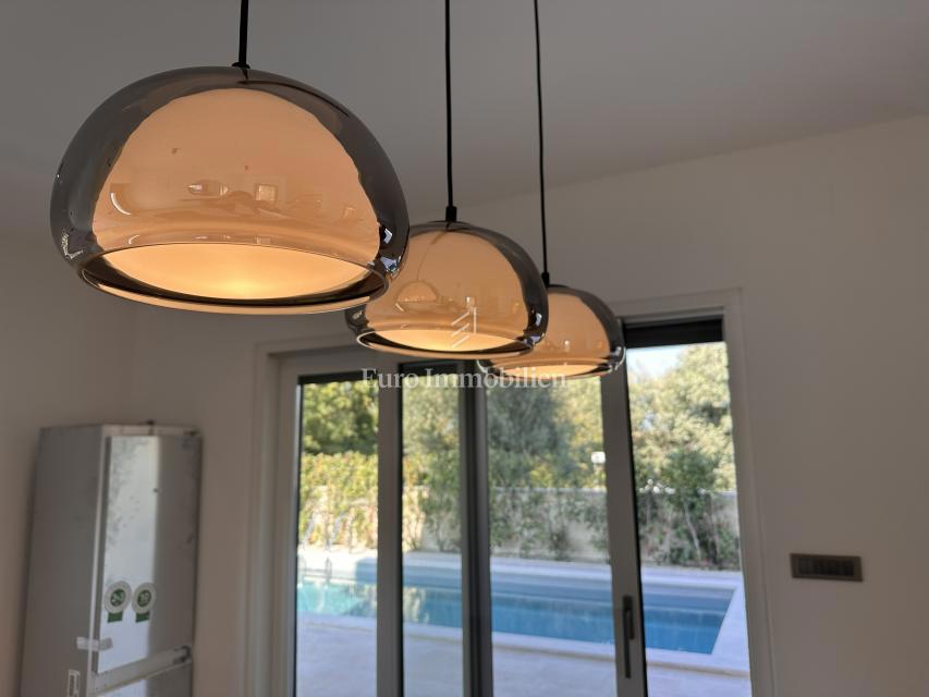 Moderna nova hiša z bazenom, Malinska