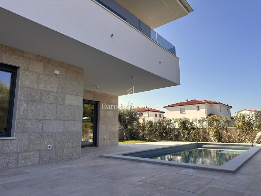 Moderna nova hiša z bazenom, Malinska