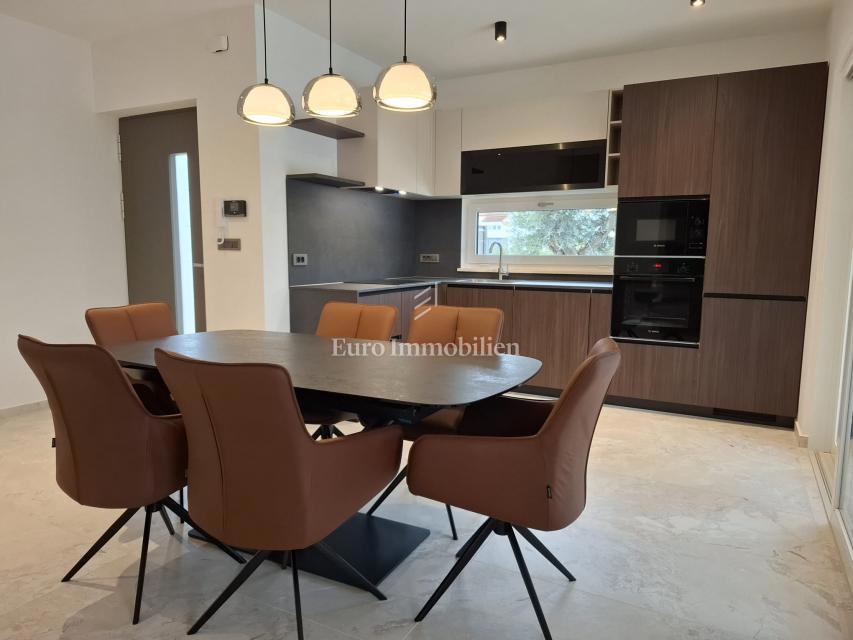 Moderna nova hiša z bazenom, Malinska